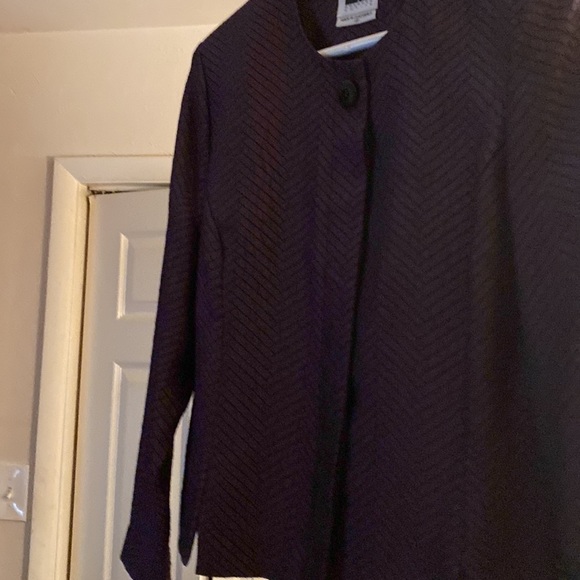 Brown design skirt suit very flattering - Picture 2 of 8